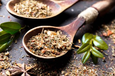 Eski bir arka plan üzerinde mutfak aksesuarları ile yemek pişirmek için baharat