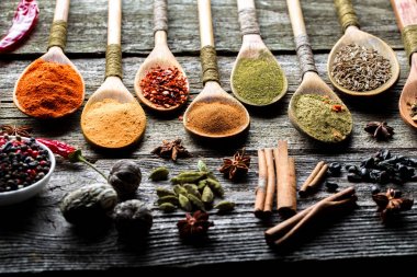 Eski bir arka plan üzerinde mutfak aksesuarları ile yemek pişirmek için baharat