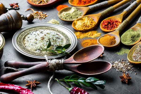 Gewürze Zum Kochen Mit Küchenzubehör Auf Altem Hintergrund — Stockfoto