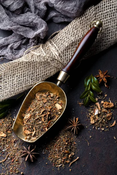 Eski bir arka plan üzerinde mutfak aksesuarları ile yemek pişirmek için baharat