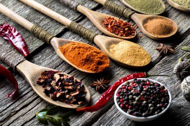 Eski bir arka plan üzerinde mutfak aksesuarları ile yemek pişirmek için baharat