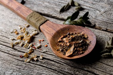 Eski bir arka plan üzerinde mutfak aksesuarları ile yemek pişirmek için baharat