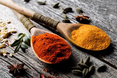 Eski bir arka plan üzerinde mutfak aksesuarları ile yemek pişirmek için baharat