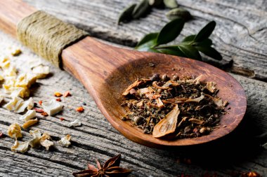 Eski bir arka plan üzerinde mutfak aksesuarları ile yemek pişirmek için baharat