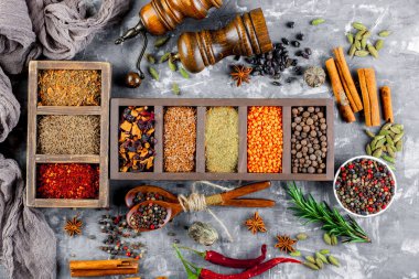 Eski bir arka plan üzerinde mutfak aksesuarları ile yemek pişirmek için baharat