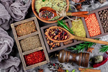 Eski bir arka plan üzerinde mutfak aksesuarları ile yemek pişirmek için baharat