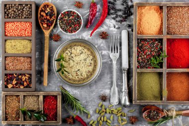 Eski bir arka plan üzerinde mutfak aksesuarları ile yemek pişirmek için baharat