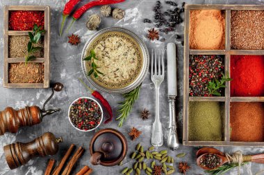 Eski bir arka plan üzerinde mutfak aksesuarları ile yemek pişirmek için baharat