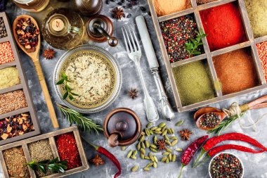 Eski bir arka plan üzerinde mutfak aksesuarları ile yemek pişirmek için baharat