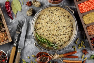 Eski bir arka plan üzerinde mutfak aksesuarları ile yemek pişirmek için baharat