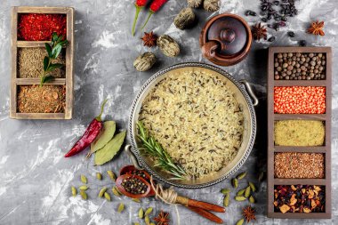 Eski bir arka plan üzerinde mutfak aksesuarları ile yemek pişirmek için baharat