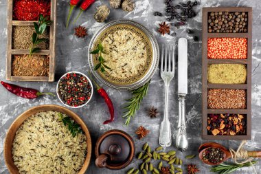 Eski bir arka plan üzerinde mutfak aksesuarları ile yemek pişirmek için baharat