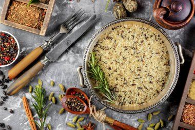 Eski bir arka plan üzerinde mutfak aksesuarları ile yemek pişirmek için baharat