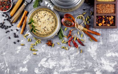 Eski bir arka plan üzerinde mutfak aksesuarları ile yemek pişirmek için baharat