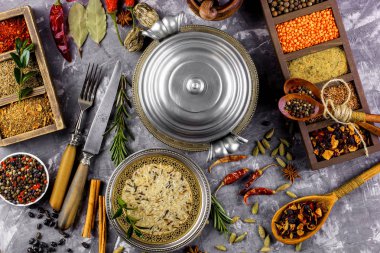 Eski bir arka plan üzerinde mutfak aksesuarları ile yemek pişirmek için baharat