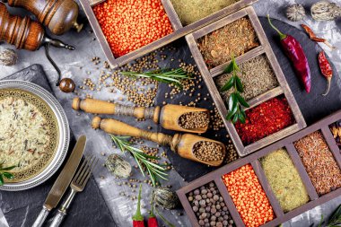 Eski bir arka plan üzerinde mutfak aksesuarları ile yemek pişirmek için baharat