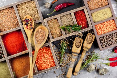 Eski bir arka plan üzerinde mutfak aksesuarları ile yemek pişirmek için baharat