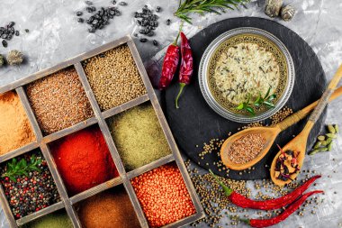 Eski bir arka plan üzerinde mutfak aksesuarları ile yemek pişirmek için baharat