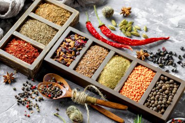 Eski bir arka plan üzerinde mutfak aksesuarları ile yemek pişirmek için baharat