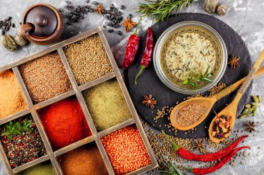 Eski bir arka plan üzerinde mutfak aksesuarları ile yemek pişirmek için baharat