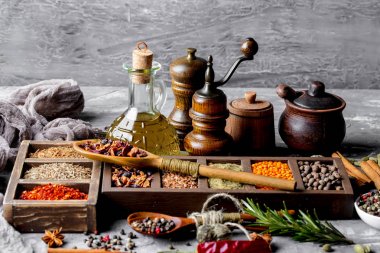 Eski bir arka plan üzerinde mutfak aksesuarları ile yemek pişirmek için baharat