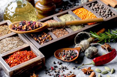 Eski bir arka plan üzerinde mutfak aksesuarları ile yemek pişirmek için baharat