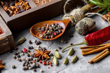 Eski bir arka plan üzerinde mutfak aksesuarları ile yemek pişirmek için baharat