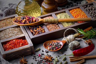 Eski bir arka plan üzerinde mutfak aksesuarları ile yemek pişirmek için baharat