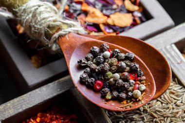Eski bir arka plan üzerinde mutfak aksesuarları ile yemek pişirmek için baharat