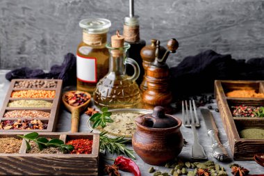 Eski bir arka plan üzerinde mutfak aksesuarları ile yemek pişirmek için baharat