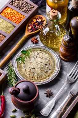 Eski bir arka plan üzerinde mutfak aksesuarları ile yemek pişirmek için baharat