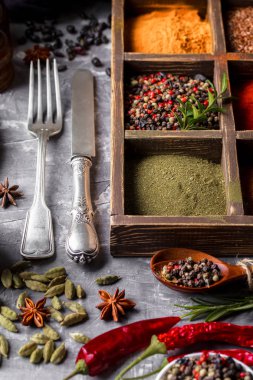 Eski bir arka plan üzerinde mutfak aksesuarları ile yemek pişirmek için baharat