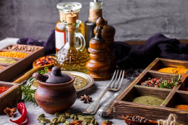 Eski bir arka plan üzerinde mutfak aksesuarları ile yemek pişirmek için baharat