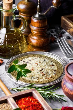 Eski bir arka plan üzerinde mutfak aksesuarları ile yemek pişirmek için baharat