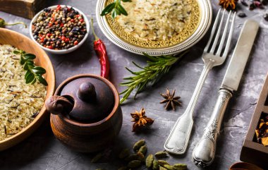 Eski bir arka plan üzerinde mutfak aksesuarları ile yemek pişirmek için baharat