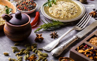 Eski bir arka plan üzerinde mutfak aksesuarları ile yemek pişirmek için baharat