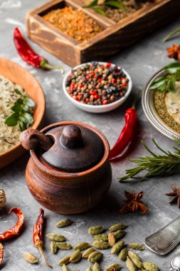 Eski bir arka plan üzerinde mutfak aksesuarları ile yemek pişirmek için baharat