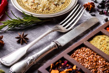 Eski bir arka plan üzerinde mutfak aksesuarları ile yemek pişirmek için baharat