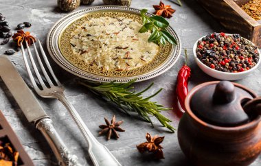 Eski bir arka plan üzerinde mutfak aksesuarları ile yemek pişirmek için baharat