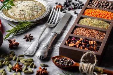 Eski bir arka plan üzerinde mutfak aksesuarları ile yemek pişirmek için baharat