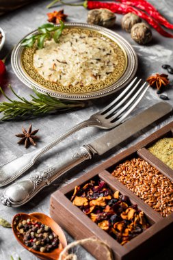 Eski bir arka plan üzerinde mutfak aksesuarları ile yemek pişirmek için baharat