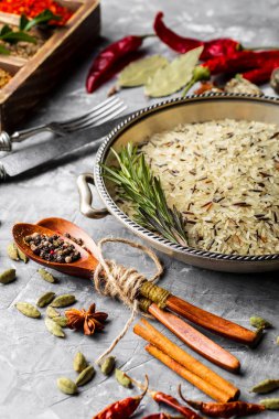 Eski bir arka plan üzerinde mutfak aksesuarları ile yemek pişirmek için baharat