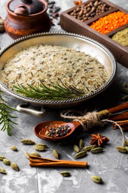 Eski bir arka plan üzerinde mutfak aksesuarları ile yemek pişirmek için baharat