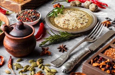 Eski bir arka plan üzerinde mutfak aksesuarları ile yemek pişirmek için baharat