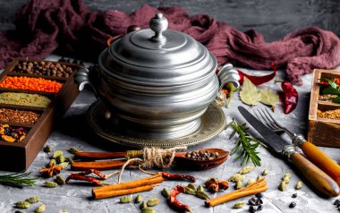 Eski bir arka plan üzerinde mutfak aksesuarları ile yemek pişirmek için baharat