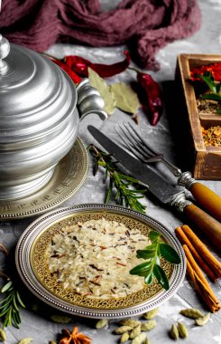 Eski bir arka plan üzerinde mutfak aksesuarları ile yemek pişirmek için baharat