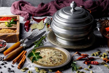 Eski bir arka plan üzerinde mutfak aksesuarları ile yemek pişirmek için baharat