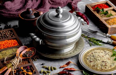 Eski bir arka plan üzerinde mutfak aksesuarları ile yemek pişirmek için baharat