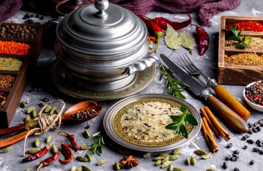 Eski bir arka plan üzerinde mutfak aksesuarları ile yemek pişirmek için baharat