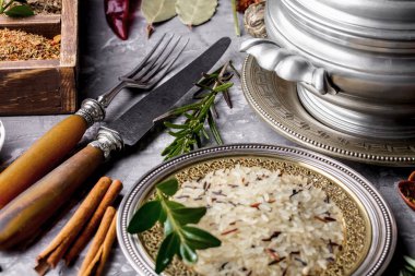 Eski bir arka plan üzerinde mutfak aksesuarları ile yemek pişirmek için baharat